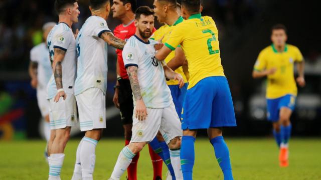 Messi y Thiago Silva se enzarzan durante la Copa América