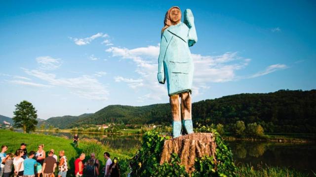 La estatua de Melania está tallada a tamaño natural