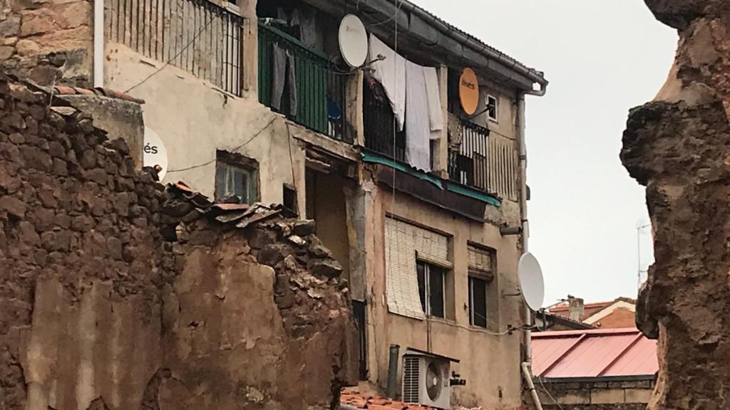 La víctima ha caído por el primer piso de este edificio de viviendas.