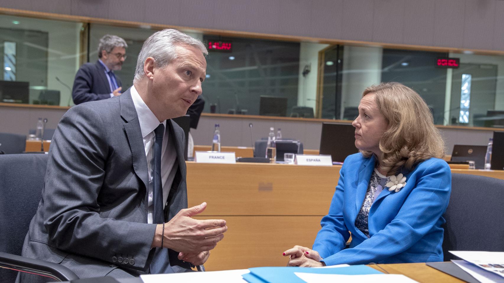 Calviño conversa con su homólogo francés, Bruno Le Maire, durante un Eurogrupo
