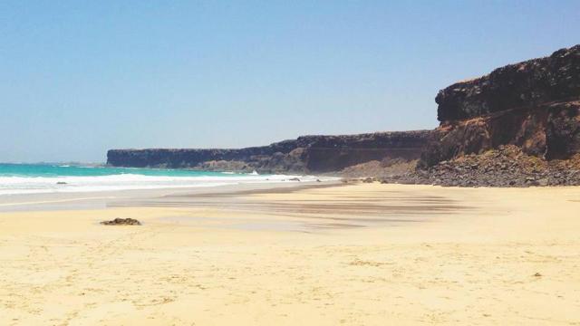 La Playa del Águila, donde fue encontrado el hombre.