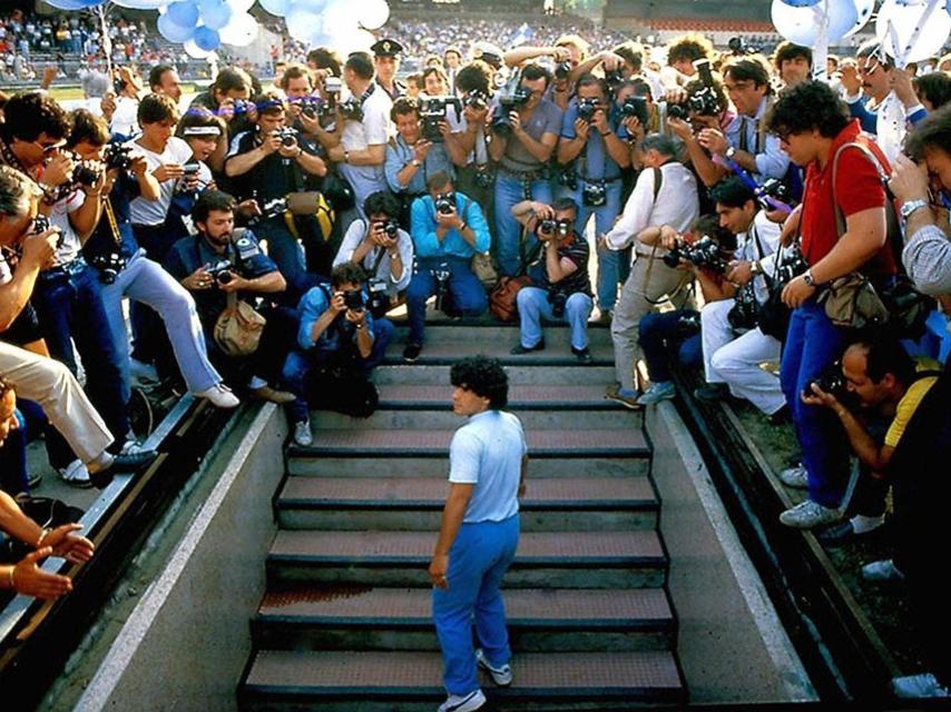 Maradona, el día de su presentación con la camiseta del Nápoles en 1984.