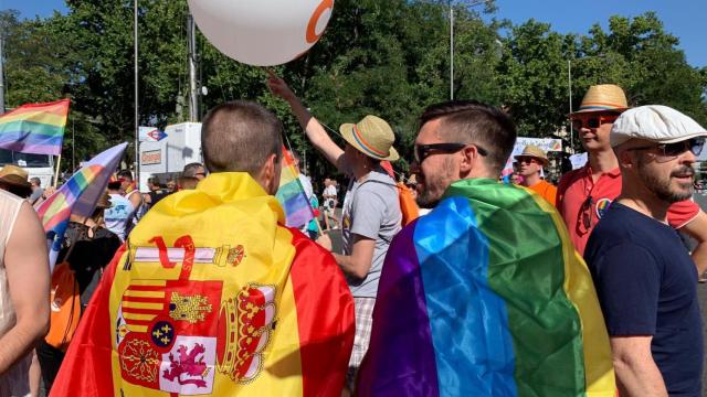 Héctor (izquierda) y Miquel (derecha), el matrimonio homosexual que acudió con Ciudadanos al orgullo.