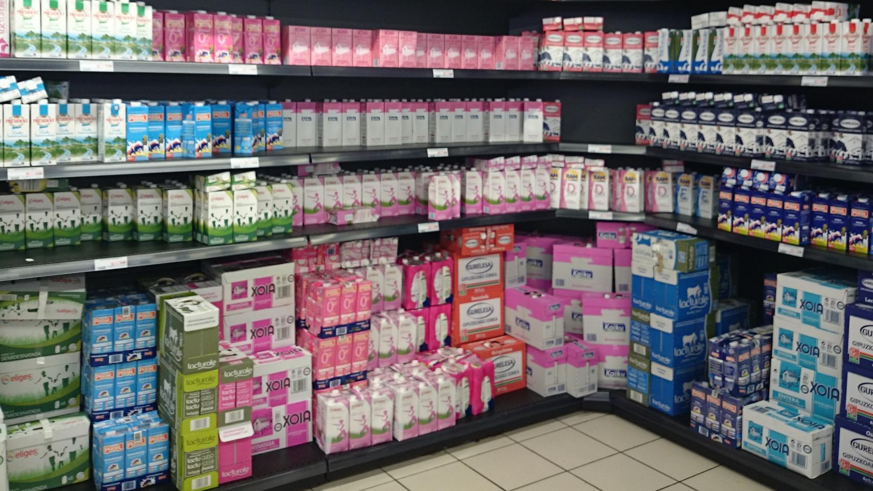 Leche apilada en un supermercado.