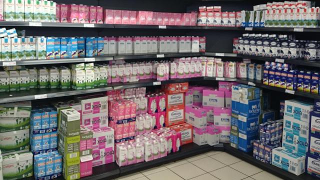 Leche apilada en un supermercado.