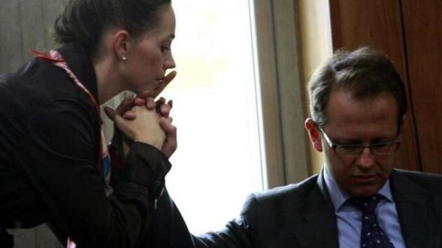 Andrés felipe Arias y su esposa, Catalina Serrano, en una de sus comparecencias judiciales en EEUU.