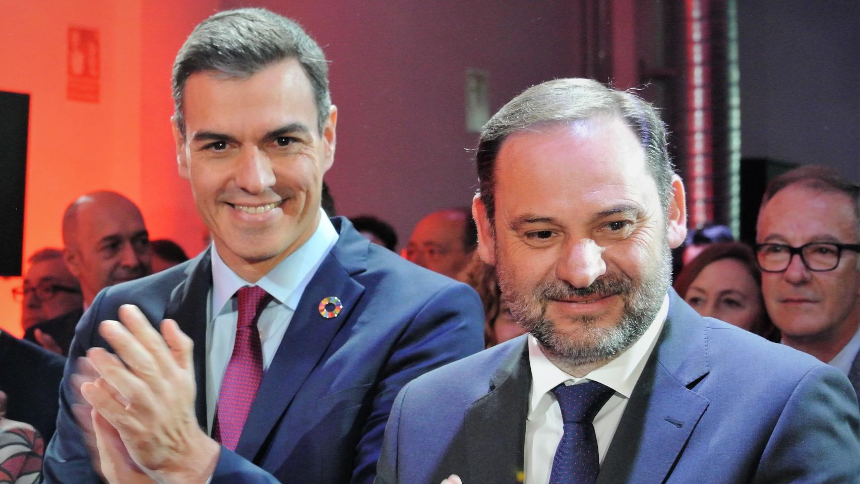 Pedro Sánchez, presidente del Gobierno, junto a José Luis Ábalos, ministro de Transportes.
