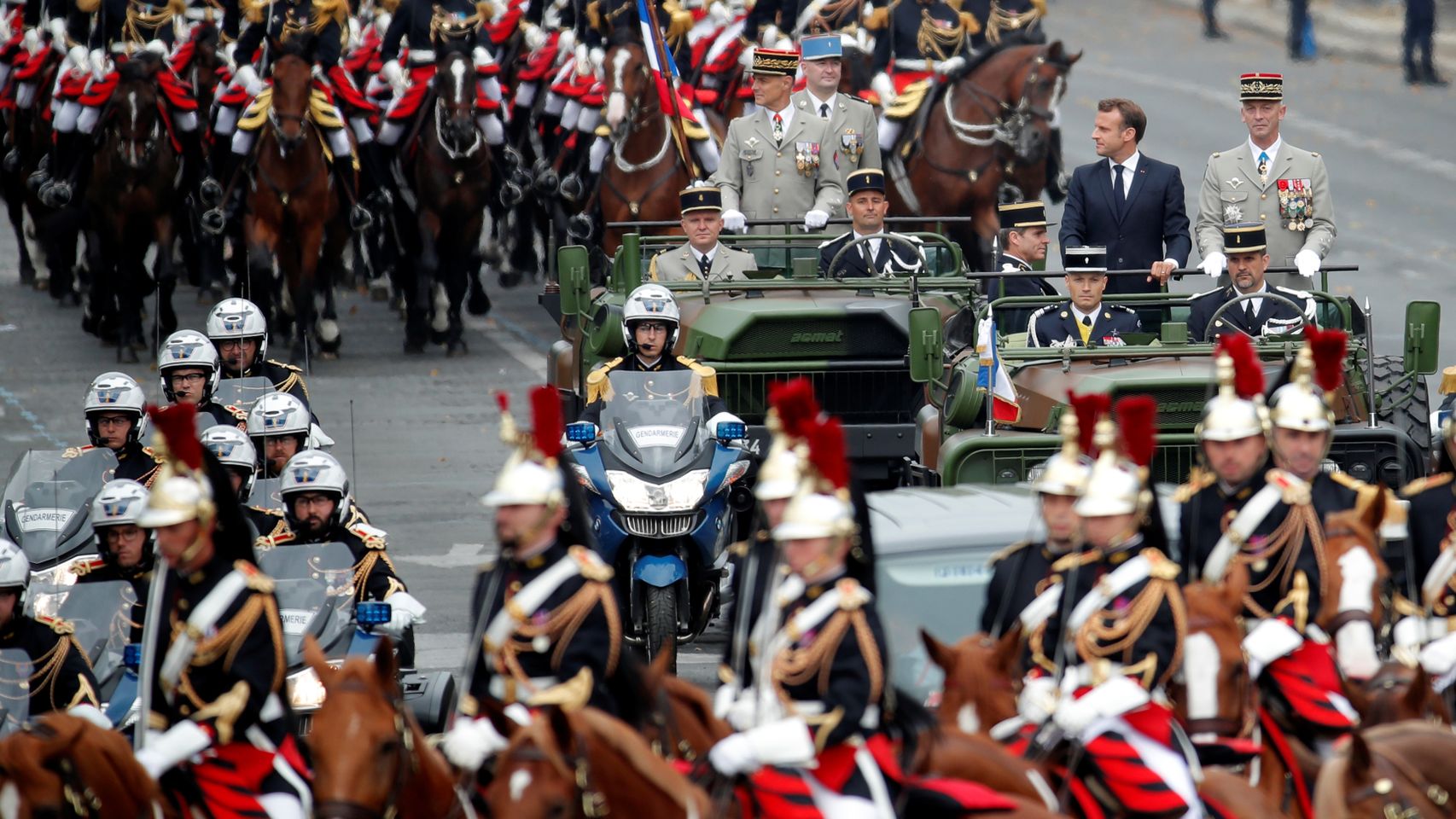 Emmanuel Macron presidiendo el desfile en el Día Nacional de Francia.