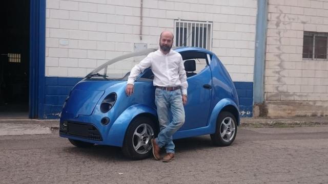 David Monforte, con su coche eléctrico.