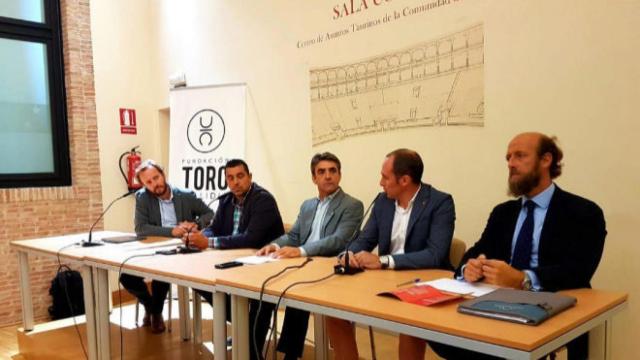 Victorino Martín, en el medio, presidente de la Fundación, a la derecha, Borja Cardelús, director general, y la izqyuierda, Chapu Apaolaza, portavoz