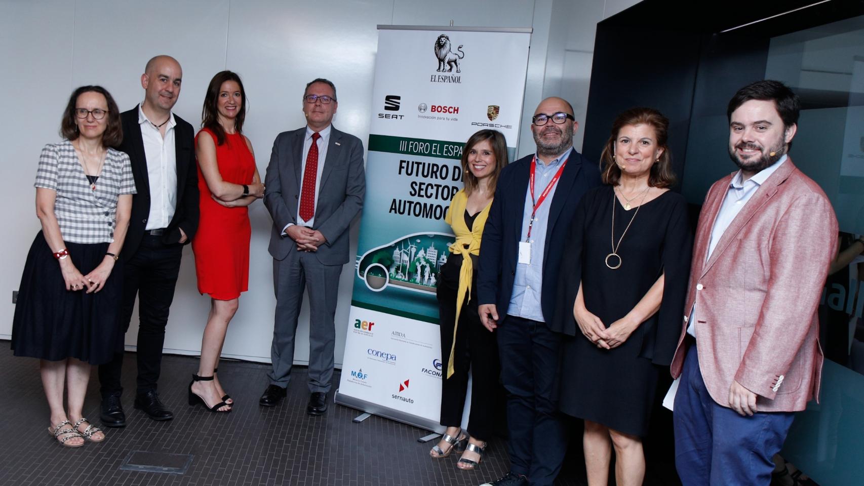Foto de familia momentos antes de dar comienzo el III FORO EL ESPAÑOL: Futuro del Sector Automoción. De izquierda a derecha: Nuria Álvarez, directora de Relaciones Institucionales y Comunicación de la Federación Española de Empresarios Profesionales de Automoción (CONEPA); Javier Romo García, responsable de Proyectos de Movilidad de CIDAUT; Esther Morales, socia de PiperLab; Ricardo Olalla, Vice President Ventas Mobility Solutions Bosch para España y Portugal; Cecilia Medina Marín, responsable de I+D+I de SERNAUTO y coordinadora de la Plataforma Tecnológica Española de Automoción y Movilidad Move to Future; Iván Burgos Murillo, Connected Car Manager en Porsche Ibérica; Marta Blázquez, vicepresidenta ejecutiva de Faconauto y Arturo Criado, Redactor Jefe de Empresas y Medios de EL ESPAÑOL.