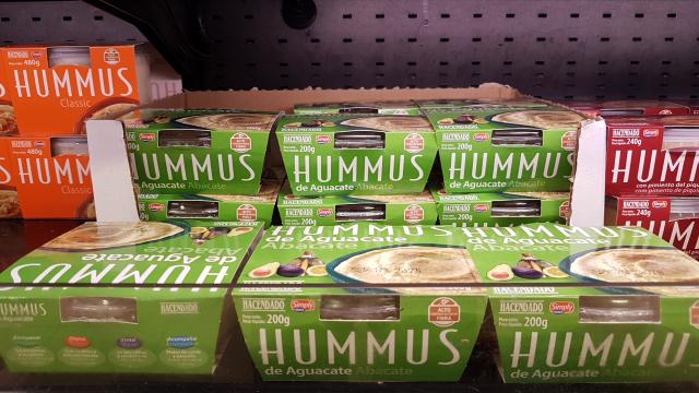 El hummus de aguacate de Mercadona en una de las estanterías del supermercado.