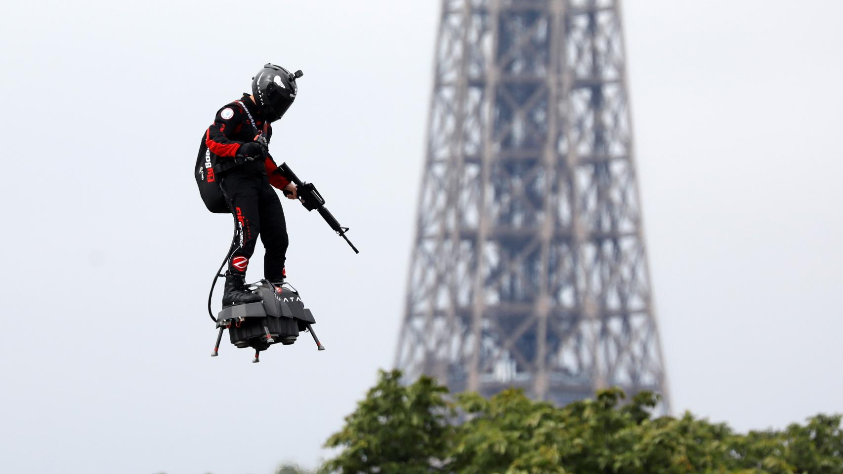 Franky Zapata y el Flyboard Air durante el pasado Día Nacional de Francia
