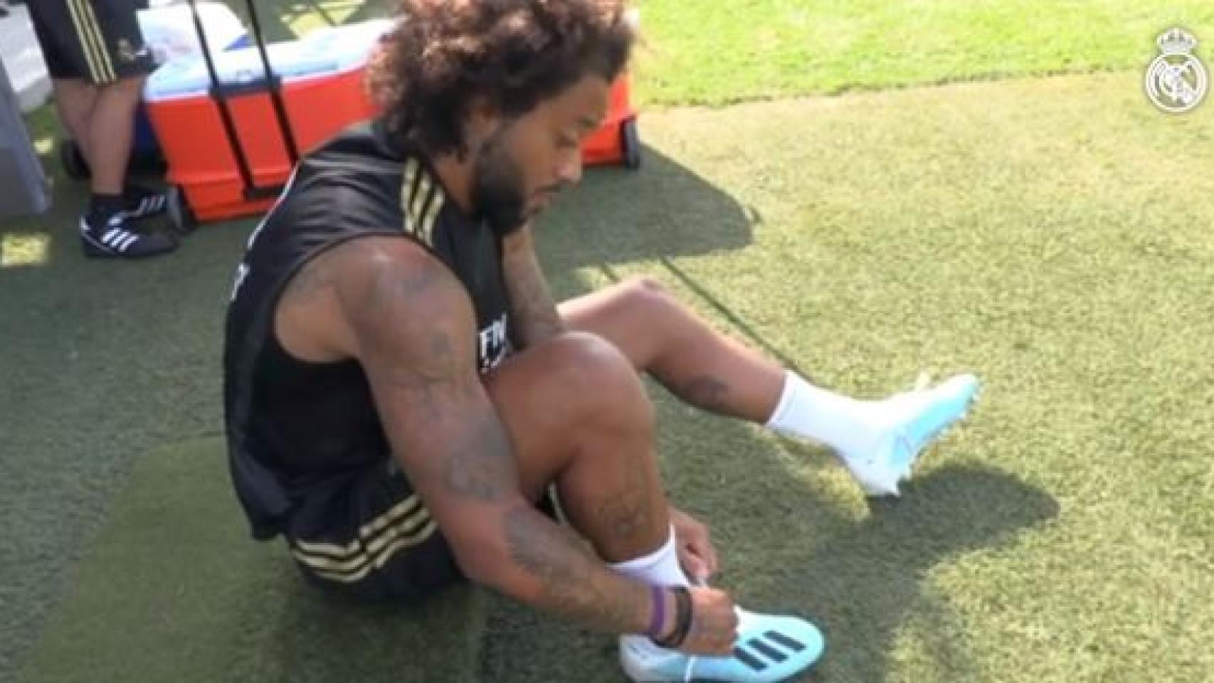 Marcelo presenta sus botas personalizadas