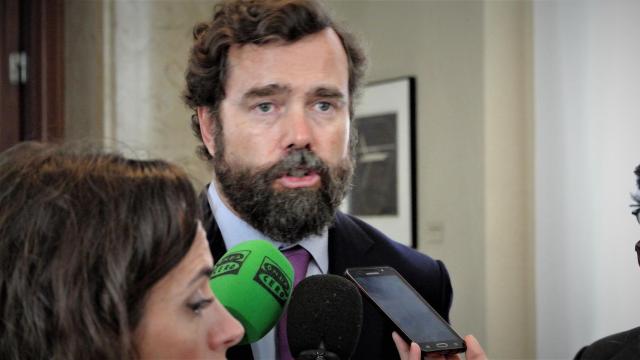 Iván Espinosa de los Monetros, jefe del equipo negociador de Vox, en los pasillos del Congreso.
