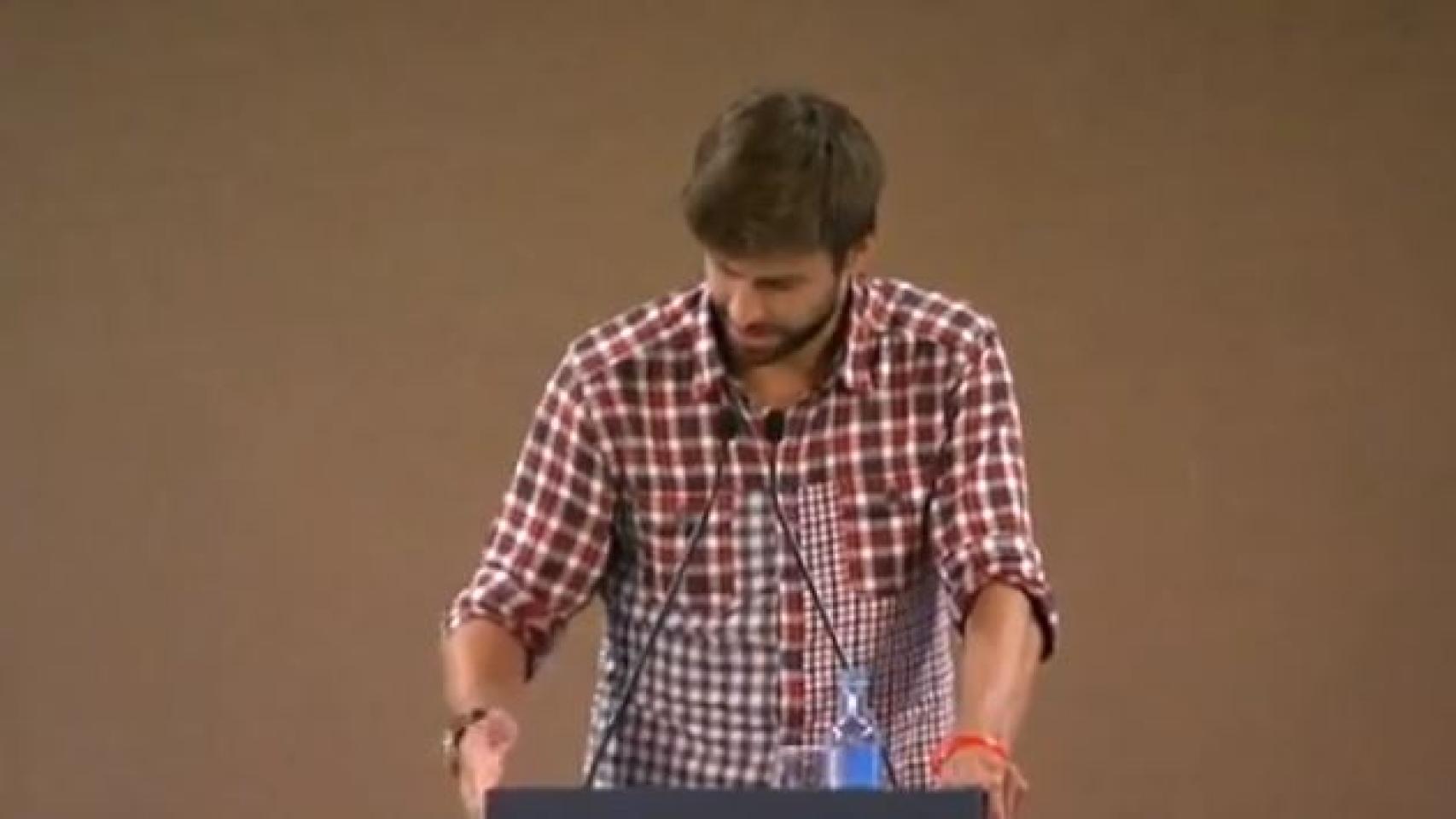 Gerard Piqué se emociona durante un evento de la Fundación Aura