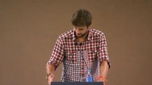 Gerard Piqué se emociona durante un evento de la Fundación Aura