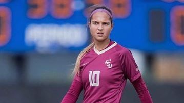 Deyna Castellanos disputando un partido en Florida