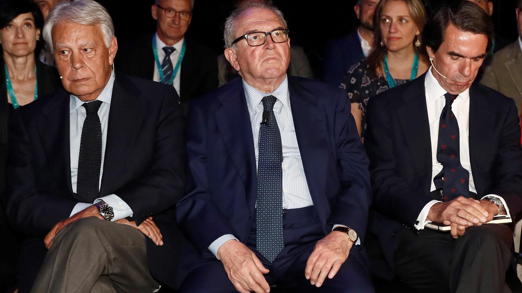 González y Aznar, antes de subir al escenario, junto al moderador de la charla, el exministro Eduardo Serra. / EFE
