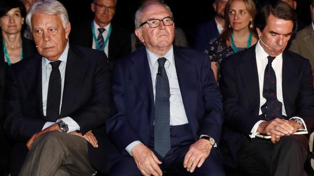 González y Aznar, antes de subir al escenario, junto al moderador de la charla, el exministro Eduardo Serra. / EFE