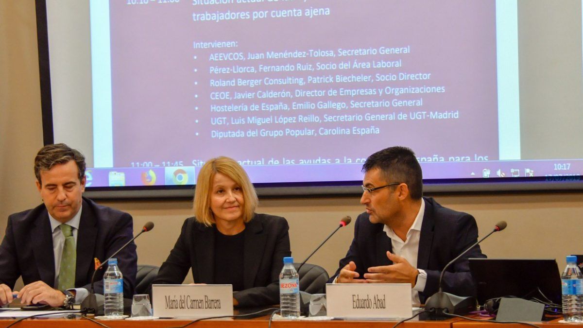 El Secretario Gral. de AEEVCOS, los presidentes del CES y de UPTA, al inicio de la sesión sobre los vales de comida.