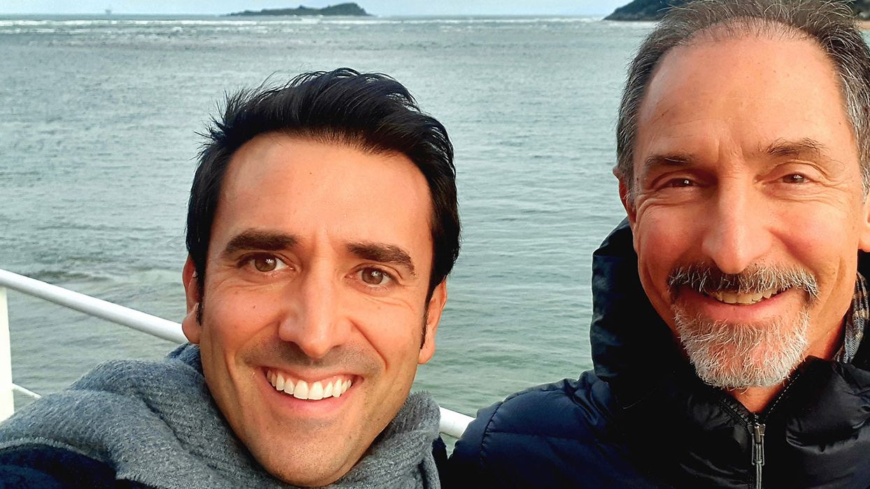 Xabi Uribe-Etxebarria junto al directivo de Apple Tom Gruber.