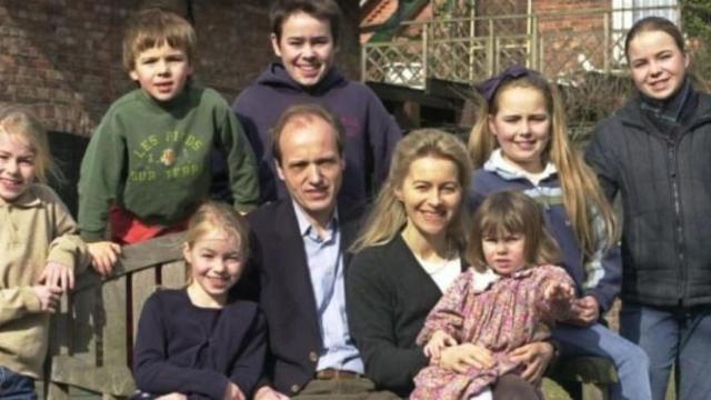 Ursula von der Leyen y su marido Heiko, junto a sus siete hijos.