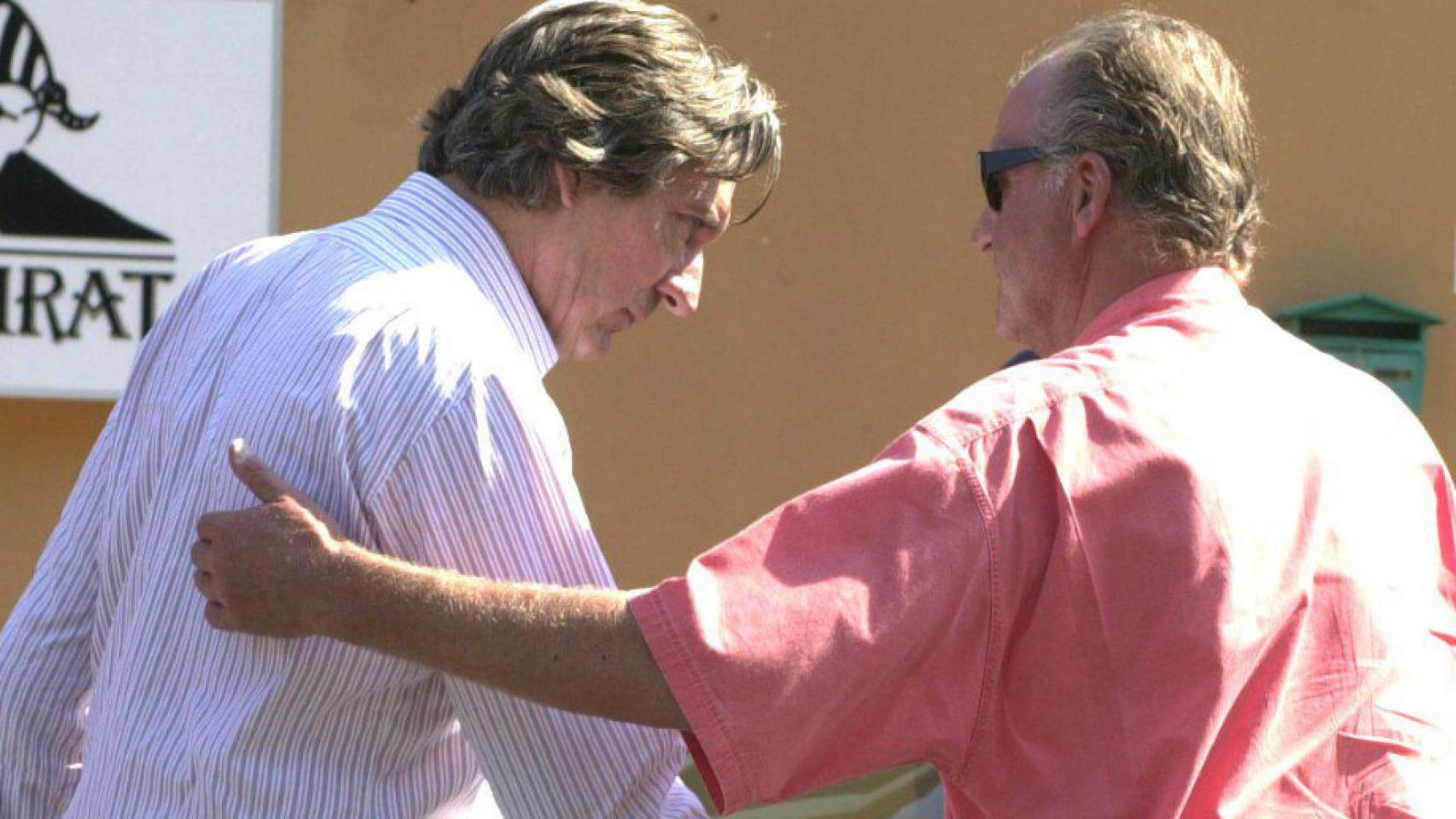 El príncipe Zourad Tchkotoua, de espaldas, junto al Rey Juan Carlos I.