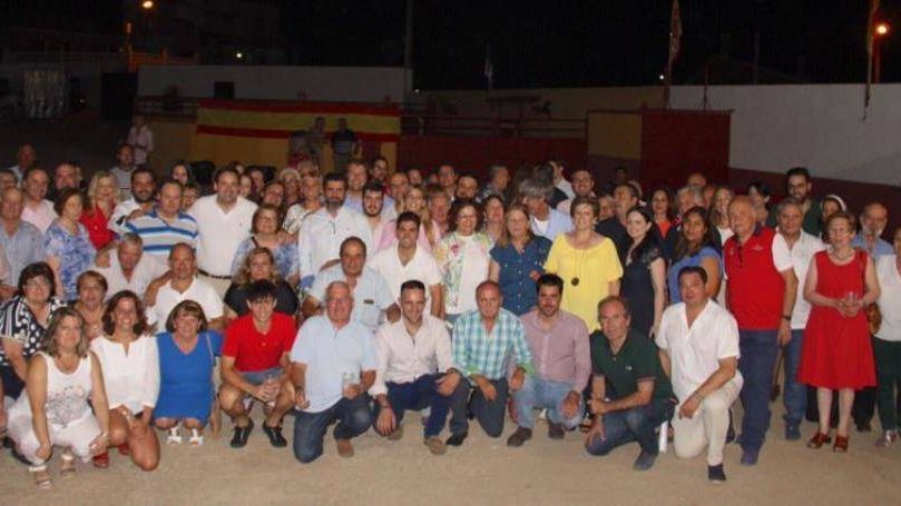 Paco Núñez con un nutrido grupo de afiliados del PP en Mejorada (Toledo)