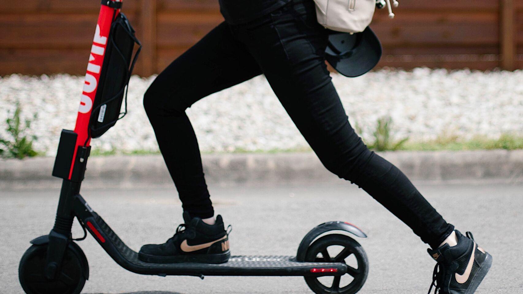 Interceptan en Vigo a un varón en un patinete eléctrico no autorizado con un menor