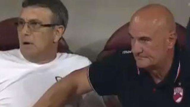 Eugen Neagoe, entrenador del Dinamo Bucarest, con uno de sus asistentes