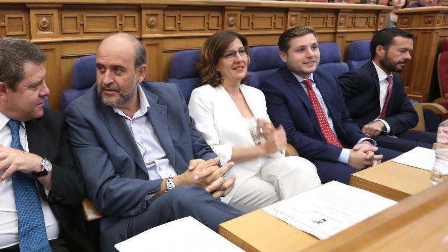 Miembros del Gobierno de Castilla-La Mancha, con Page al frente, durante el pleno de las Cortes de este lunes