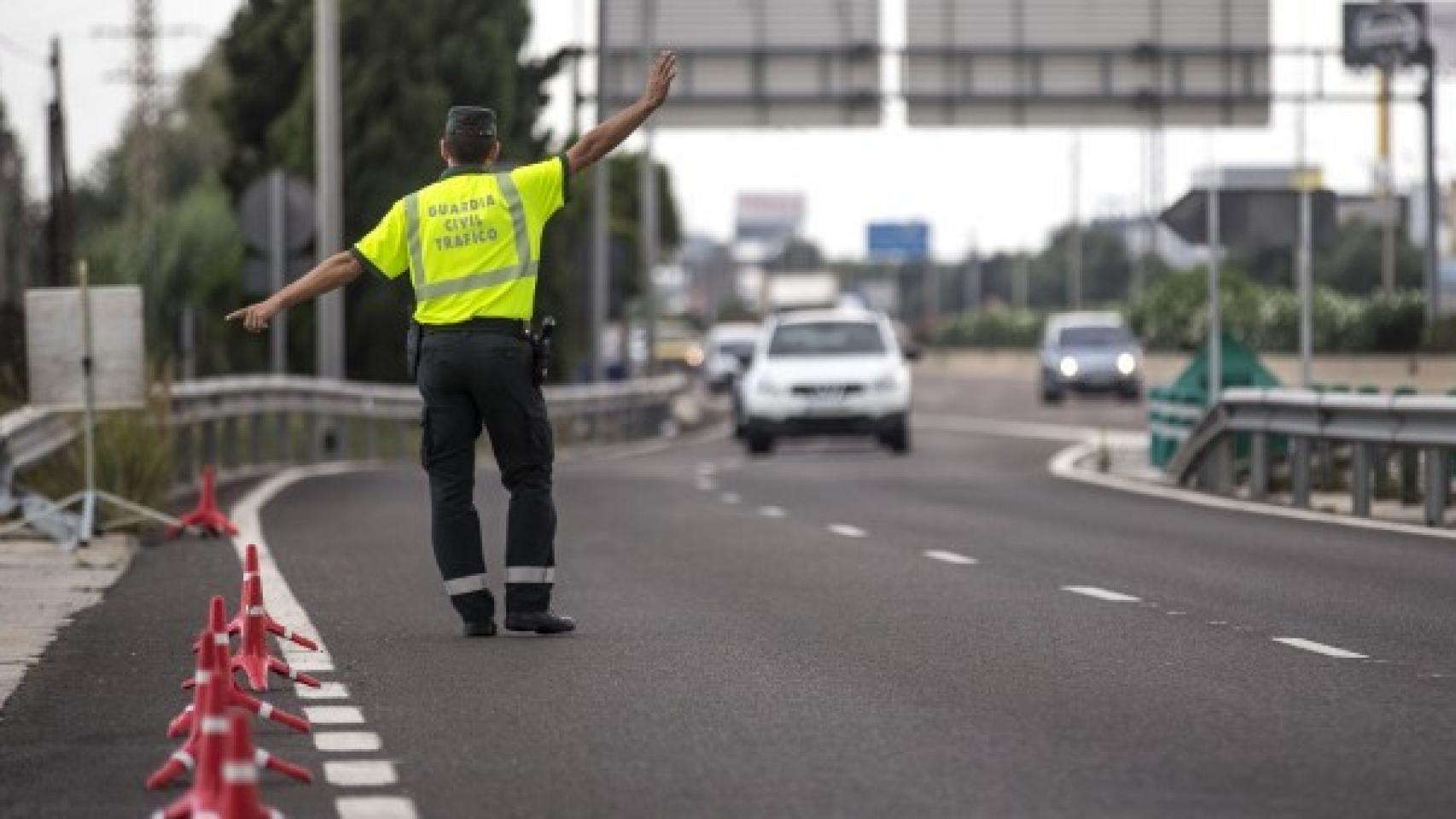 Un  agente de tráfico, en un control de alcoholemia.