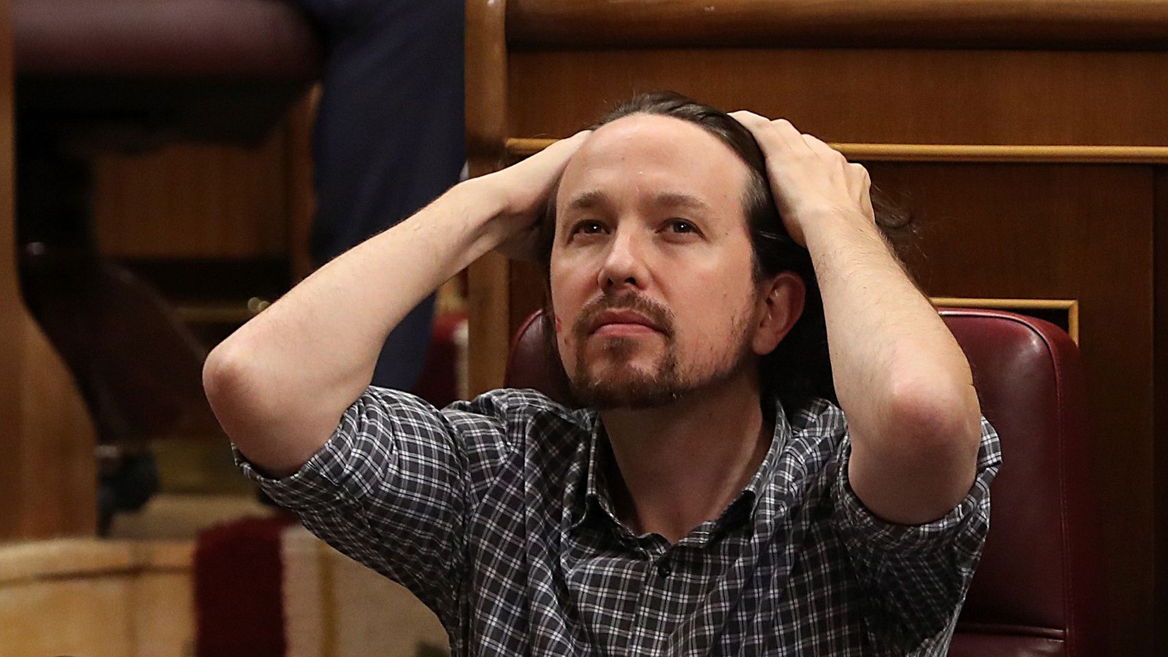 Pablo Iglesias gesticula durante su rifirrafe con Pedro Sánchez en la se sión de investidura.