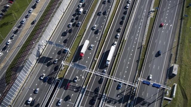 Imagen aérea de una autopista española.
