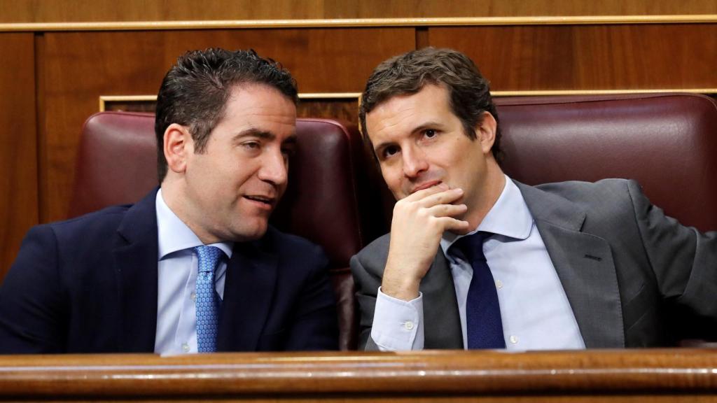 Pablo Casado y Teodoro García Egea durante la segunda jornada del debate del candidato socialista.