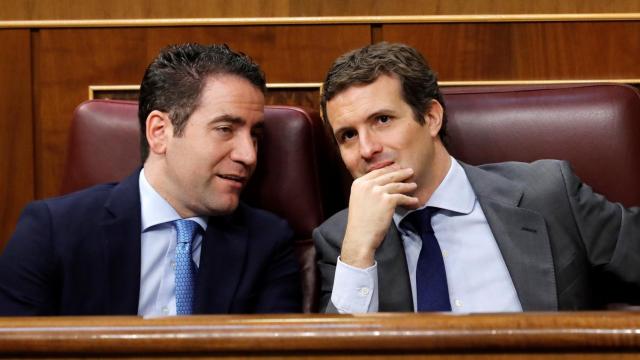 Pablo Casado y Teodoro García Egea durante la segunda jornada del debate del candidato socialista.
