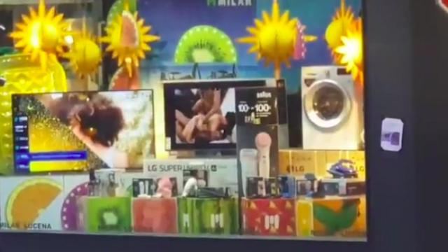 Porno en el escaparate: así 'hackearon' las televisiones de un céntrico comercio andaluz