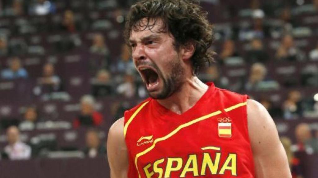 Sergio Llull disputando un partido con la selección española