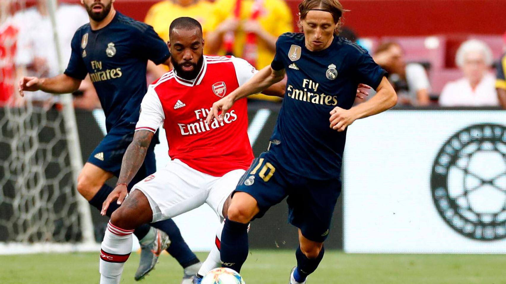 Luka Modric presionado por un jugador del Arsenal