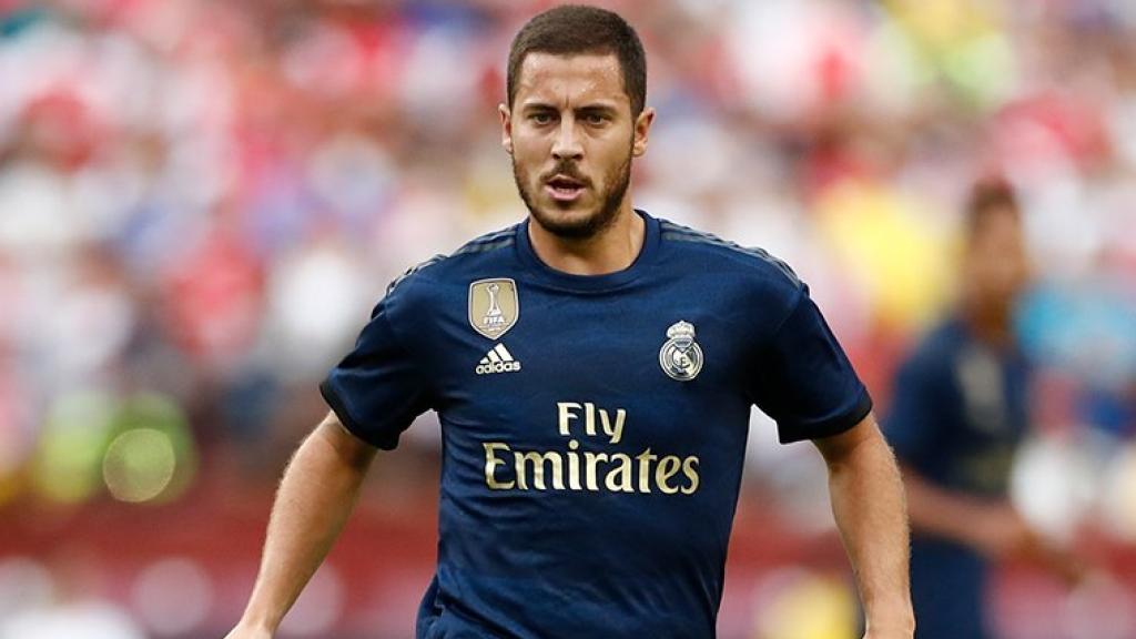 Hazard conduciendo el balón frente al Arsenal