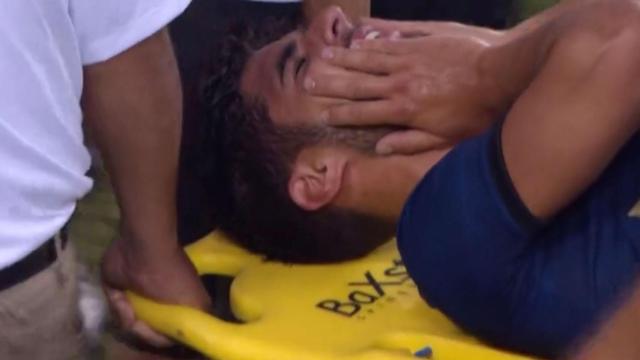 Marco Asensio se retira en camilla durante el partido frente al Arsenal