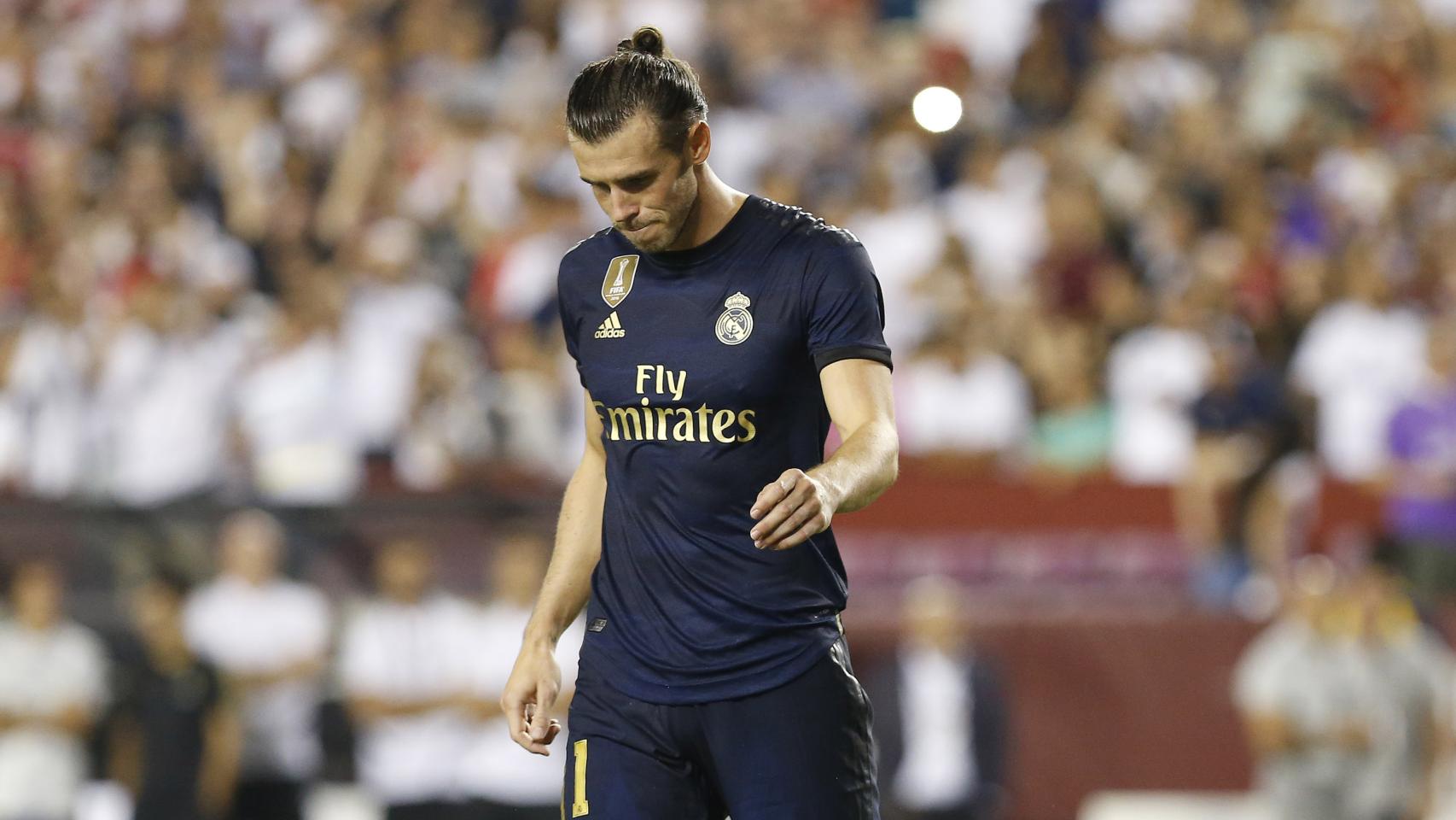 Gareth Bale mira al suelo durante el partido frente al Arsenal