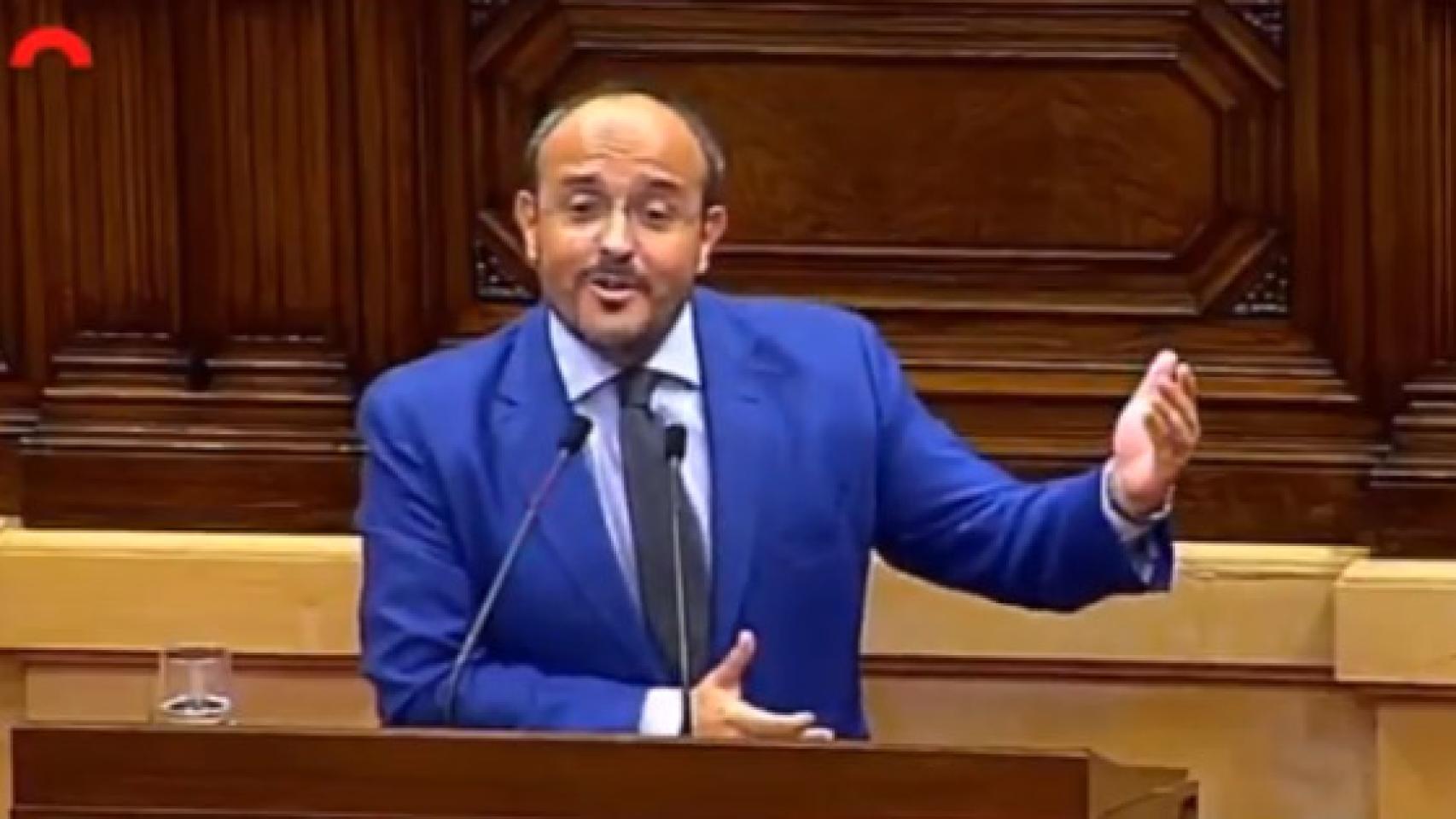 Alejandro Fernández (PP) canta a Torra 'Solo te pido', de Manolo Escobar, durante un pleno.