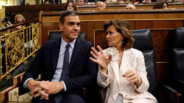 Carmen Calvo junto a Pedro Sánchez, en la sesión de investidura en el Congreso.