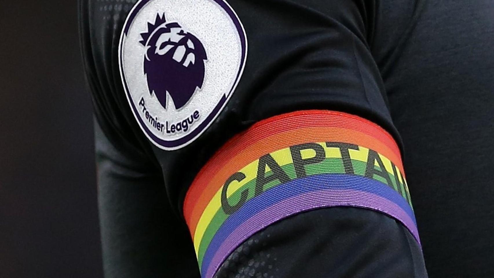 Un futbolista de la Premier League con un brazalete con la bandera LGTB durante el último Rainbow Laces