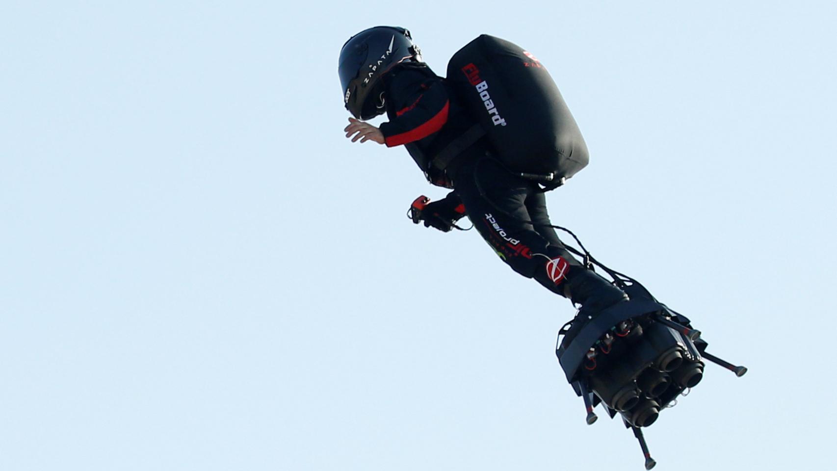 Franky Zapata despegando para intentar llegar de Francia a Inglaterra. REUTERS/Pascal Rossignol