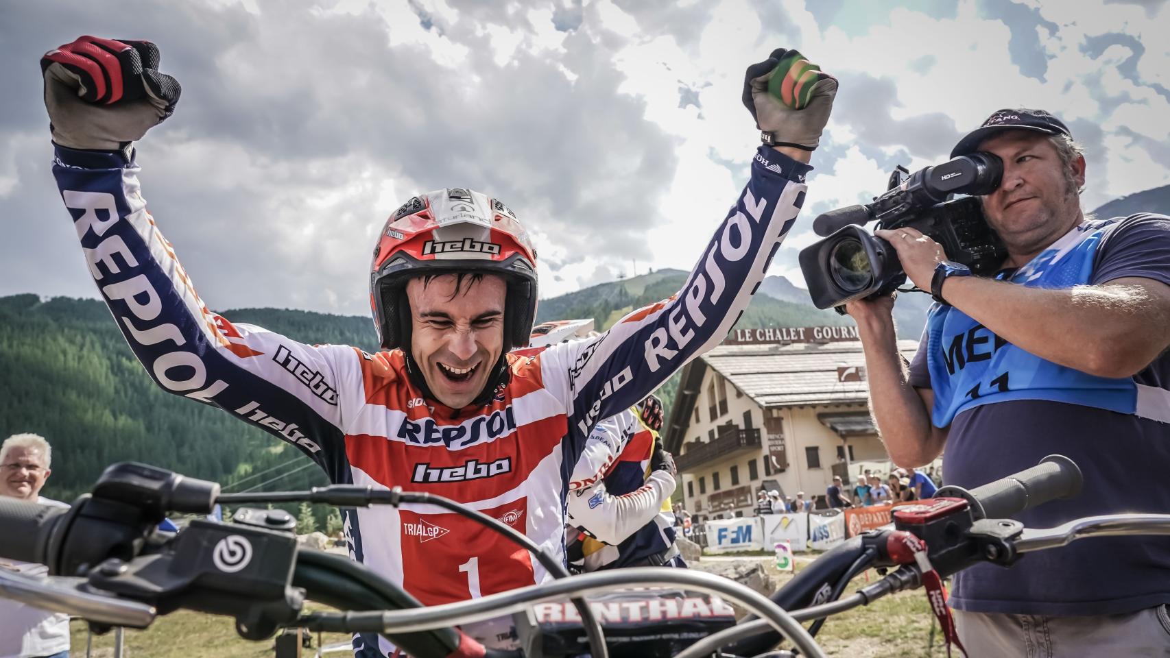 Toni Bou, tras proclamarse campeón del mundo por vigésimo sexta vez, en el GP de Francia.