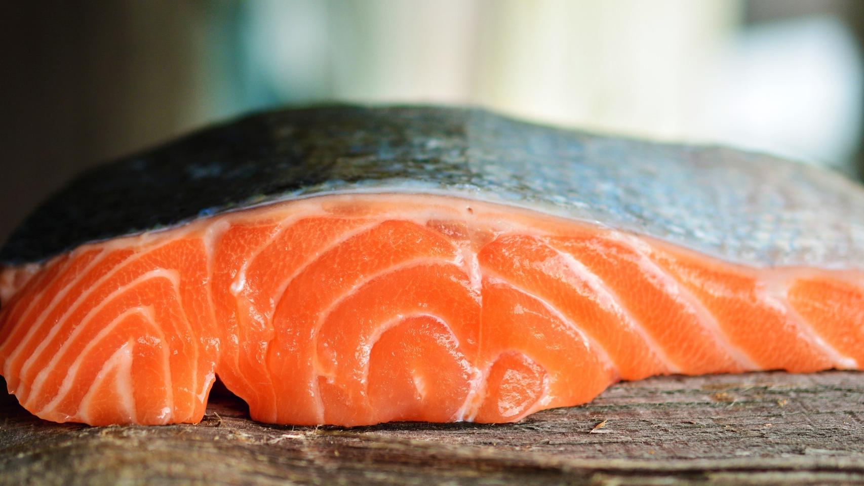 Un filete de salmón partido por la mitad.