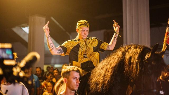 Cecilio G en el Sónar montado en un caballo.